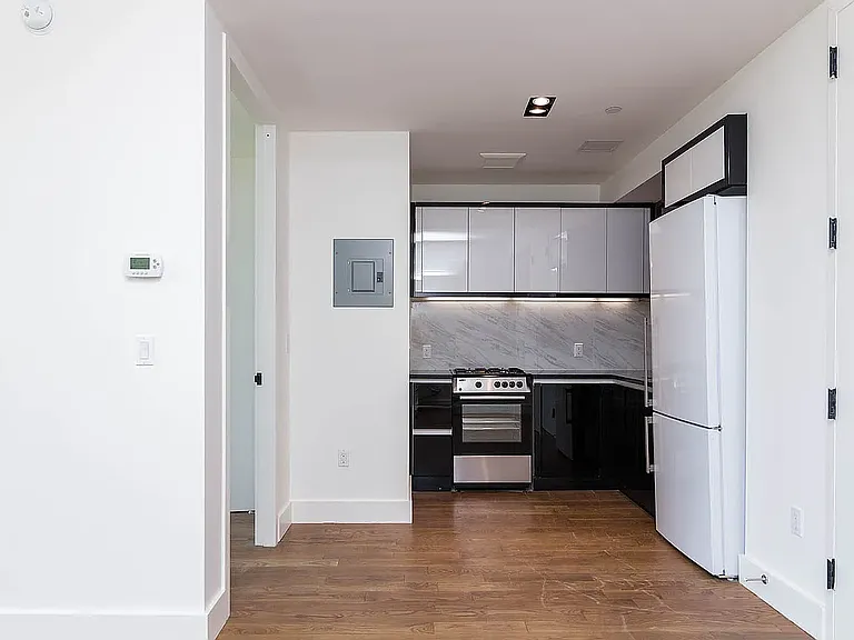 581 Ocean Pkwy #4K — Photo 2