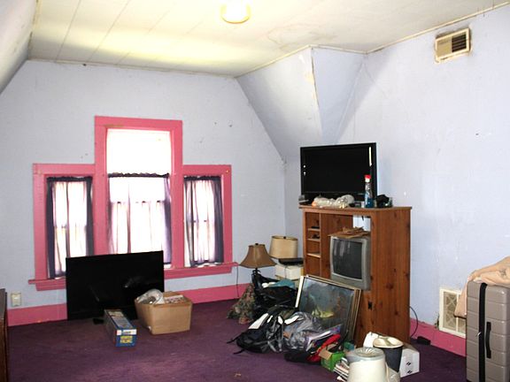 27th image of 304 S Maple St