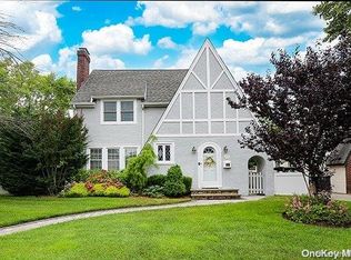 33 De Mott Ave, Rockville Centre, NY 11570