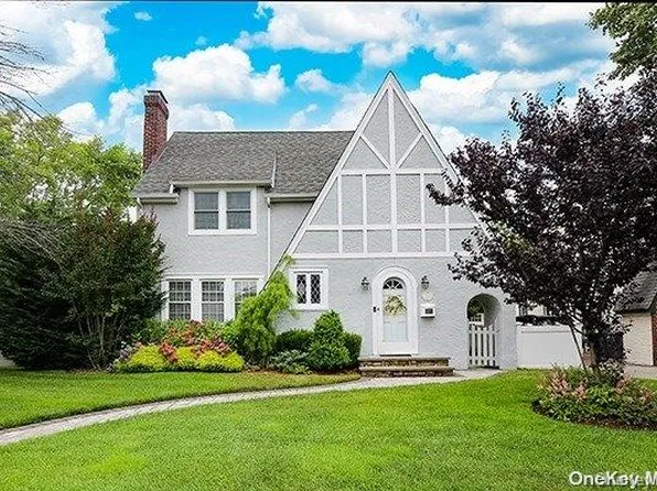 33 Demott Avenue, Rockville Centre, NY 11570