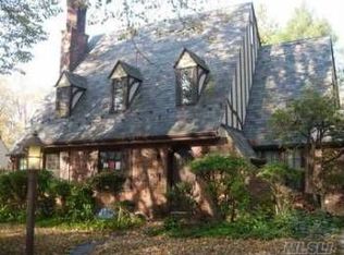 15 Darley Rd, Great Neck, NY 11021