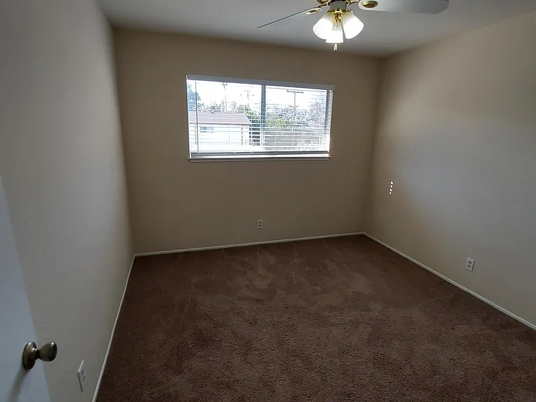 3227 Williamsburg Dr #4 — Photo 9