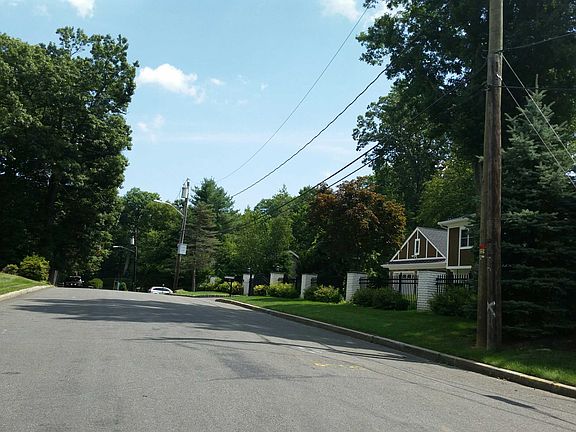 4th image of 20 Robertson Dr