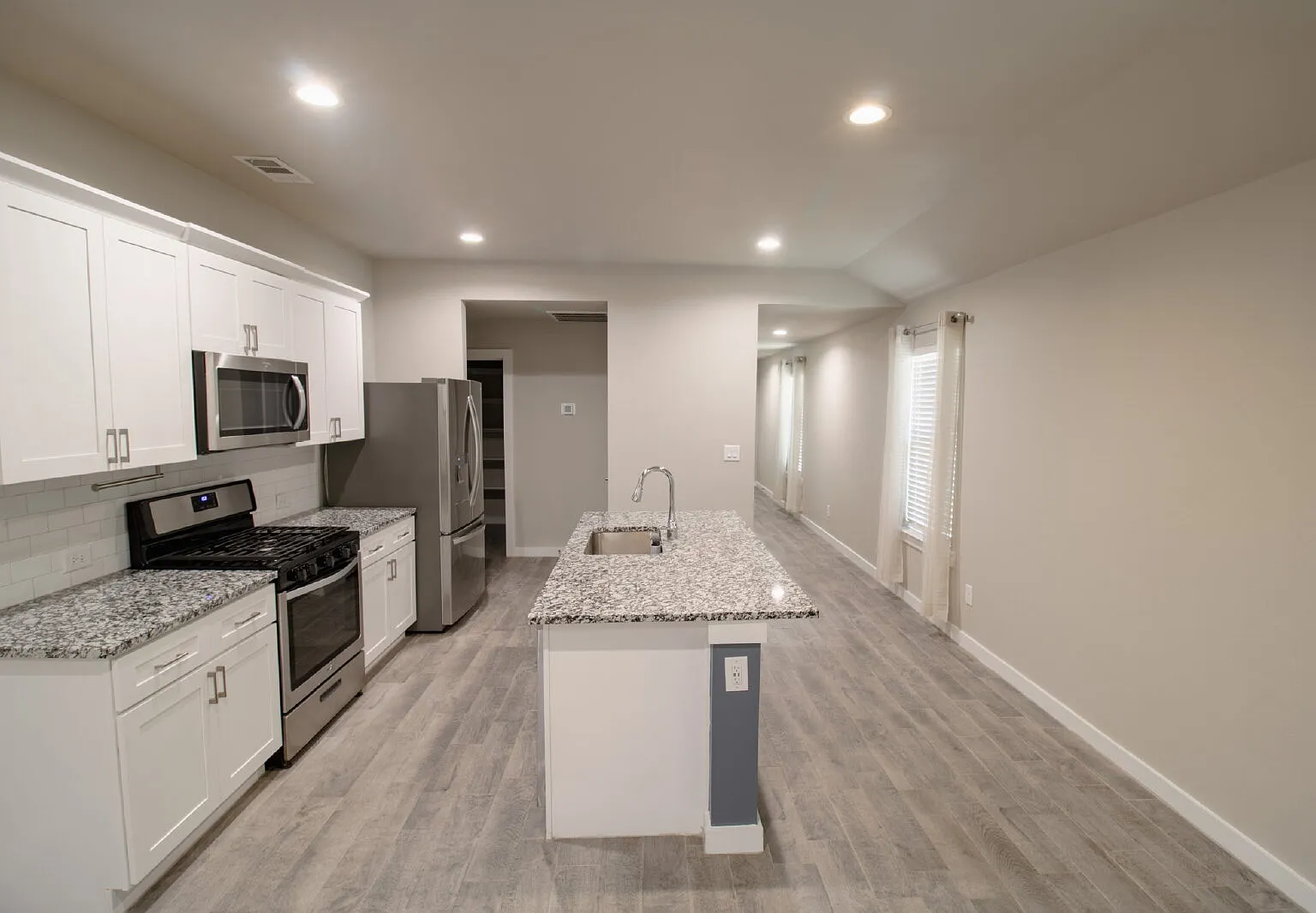 3 bed, 2.0 bath, 1489 sqft, $1,700 — Photo 4