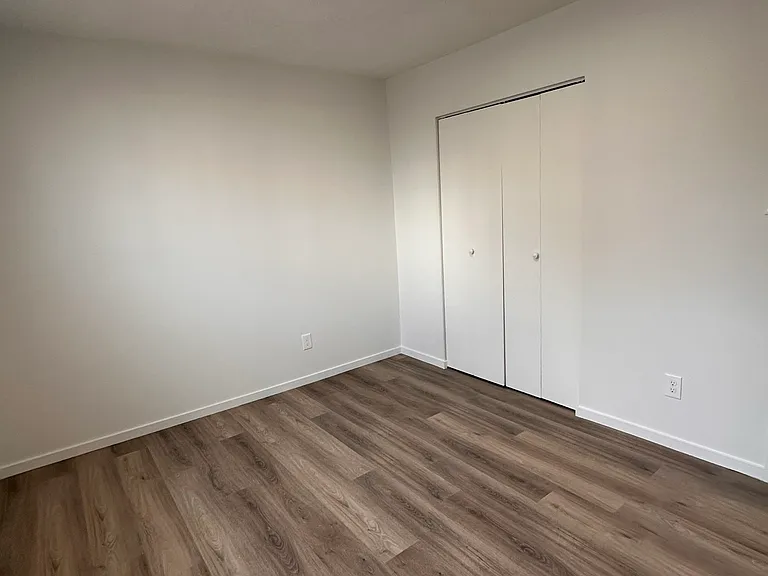 925 Chancellor Dr — Photo 11