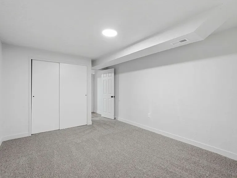 1712 E Hillsboro Dr — Photo 6