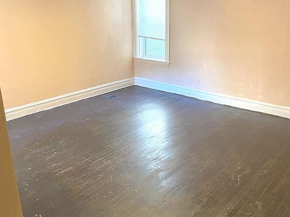 3rd image of 4914 N Avers Ave
