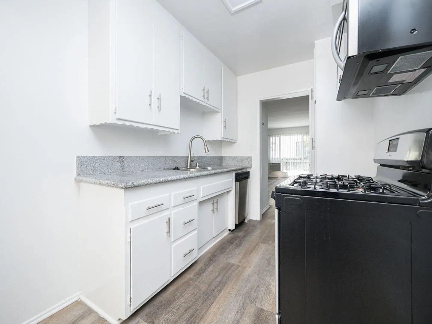 443 S. Alexandria Ave — Photo 4