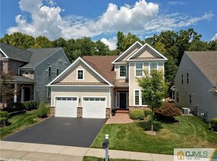 8 Bellingham Dr S, Kendall Park, NJ 08824