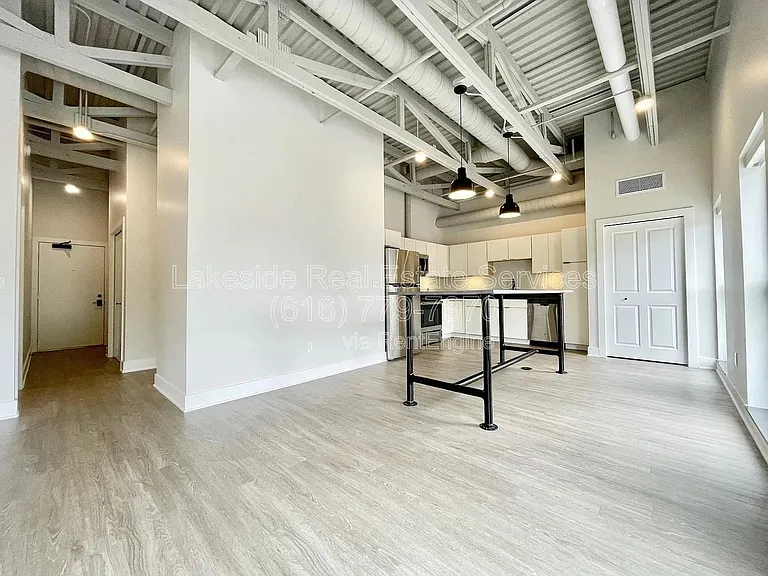 708 Wealthy St SE #H — Photo 2