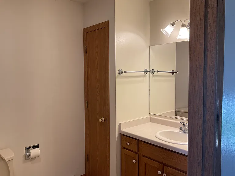 527 Wellington Dr — Photo 7