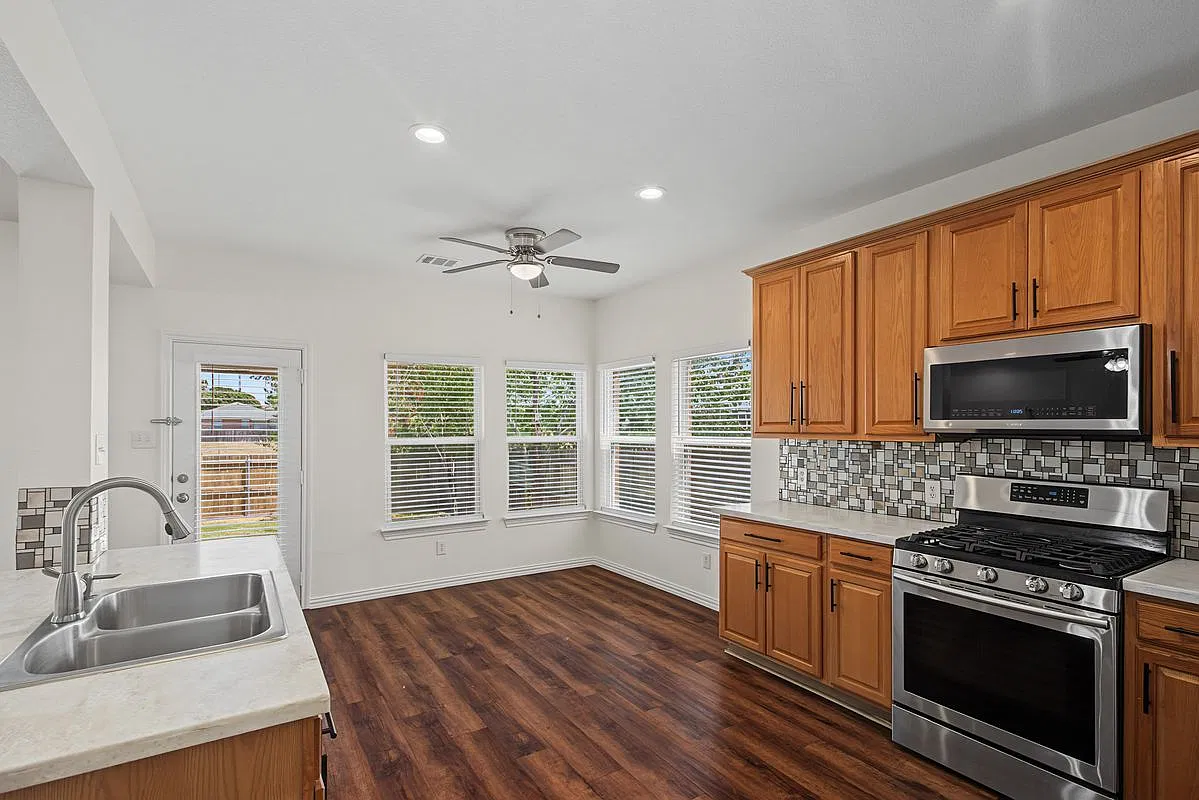 5 bed, 3.5 bath, 2740 sqft, $2,800 — Photo 4
