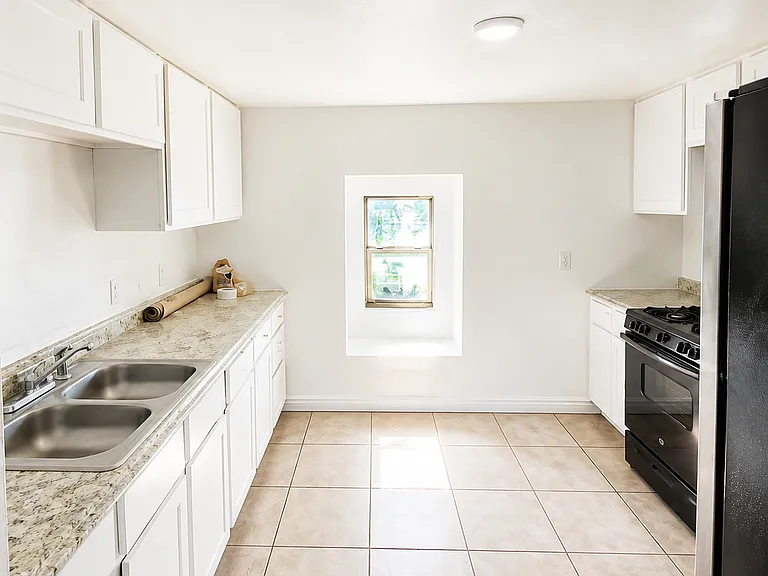 2704 Keeler St — Photo 3
