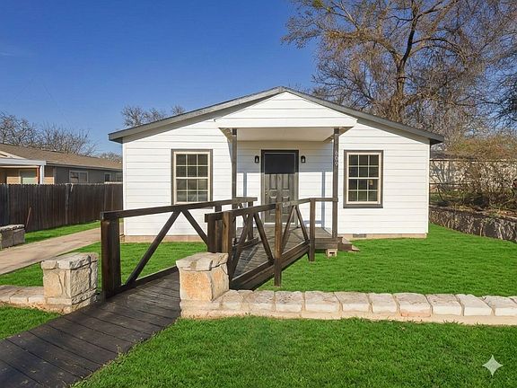 3rd image of 609 Western Hills Trl