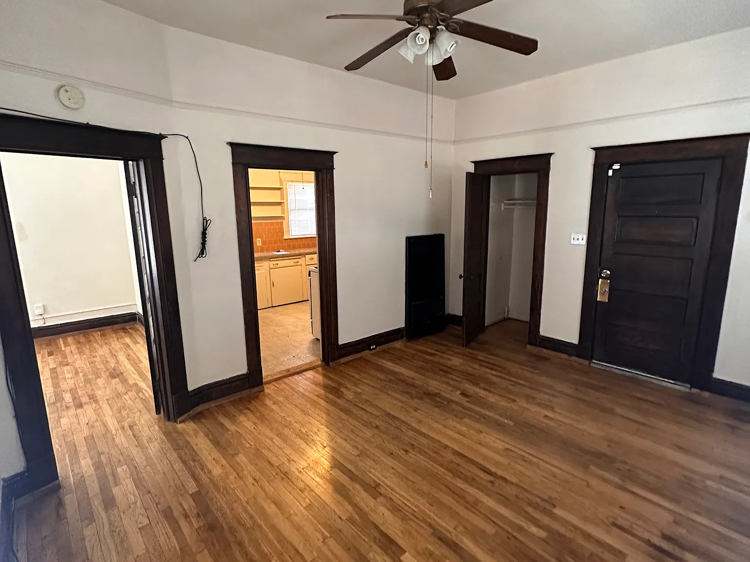 1 bed, 800 sqft, $1,050 — Photo 2