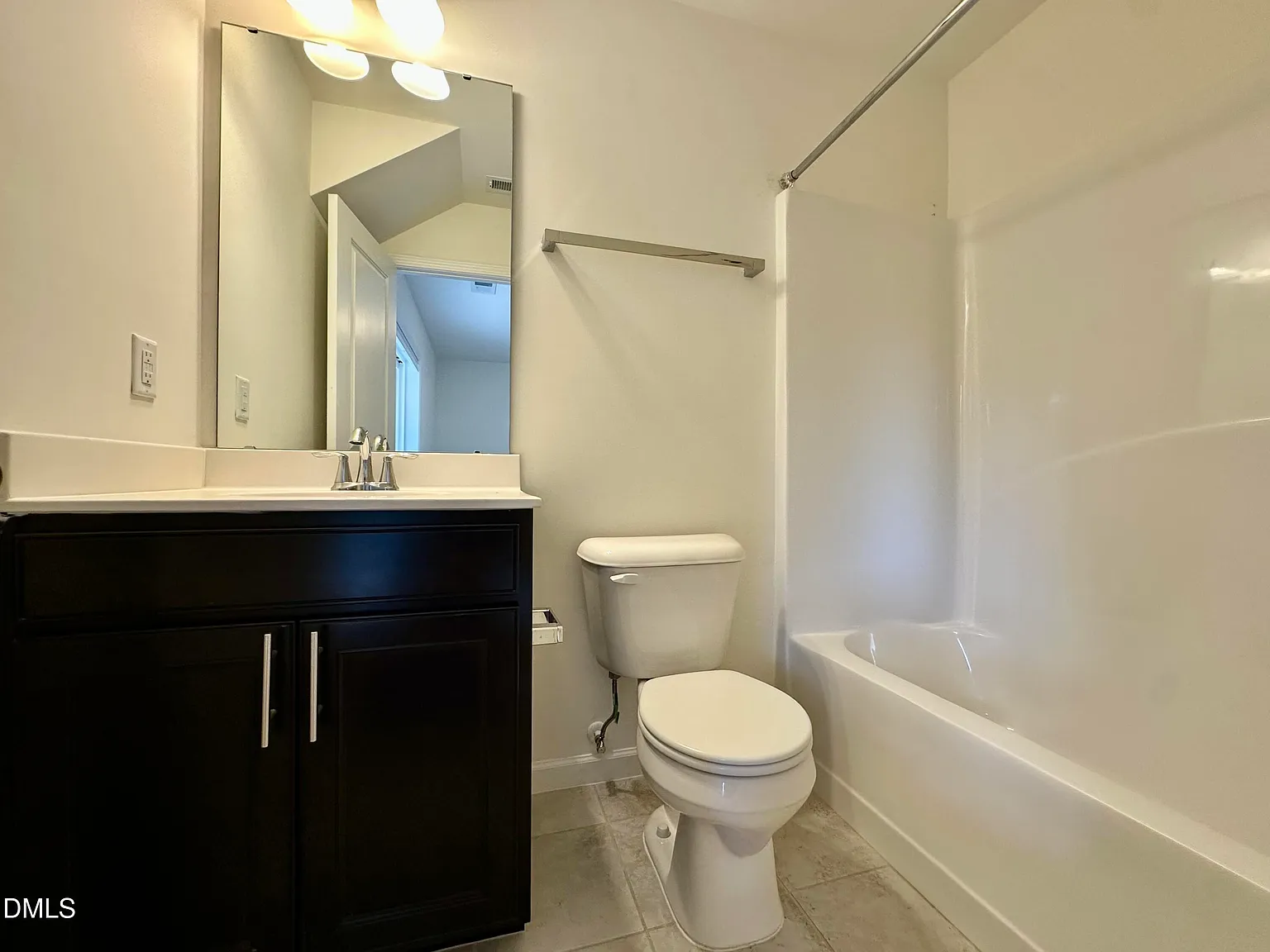 3 bed, 2.5 bath, 1808 sqft, $2,050 — Photo 3