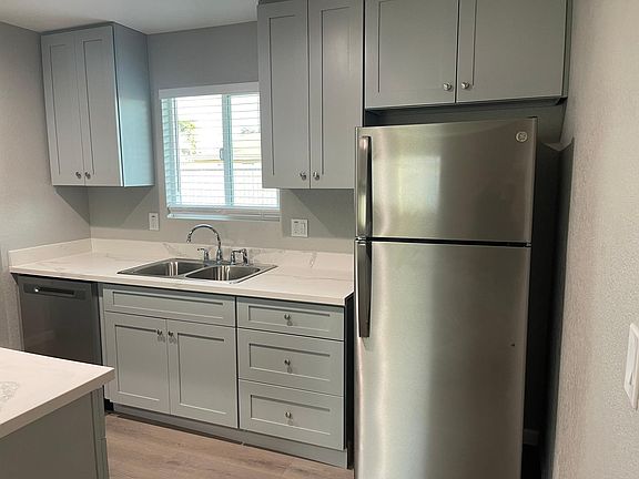 5th image of 2033 Parker Pl #A