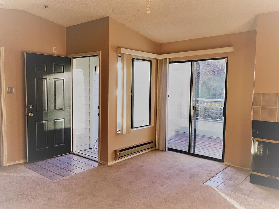 Front door and entrance to Living Room - - photo before new carpet installed