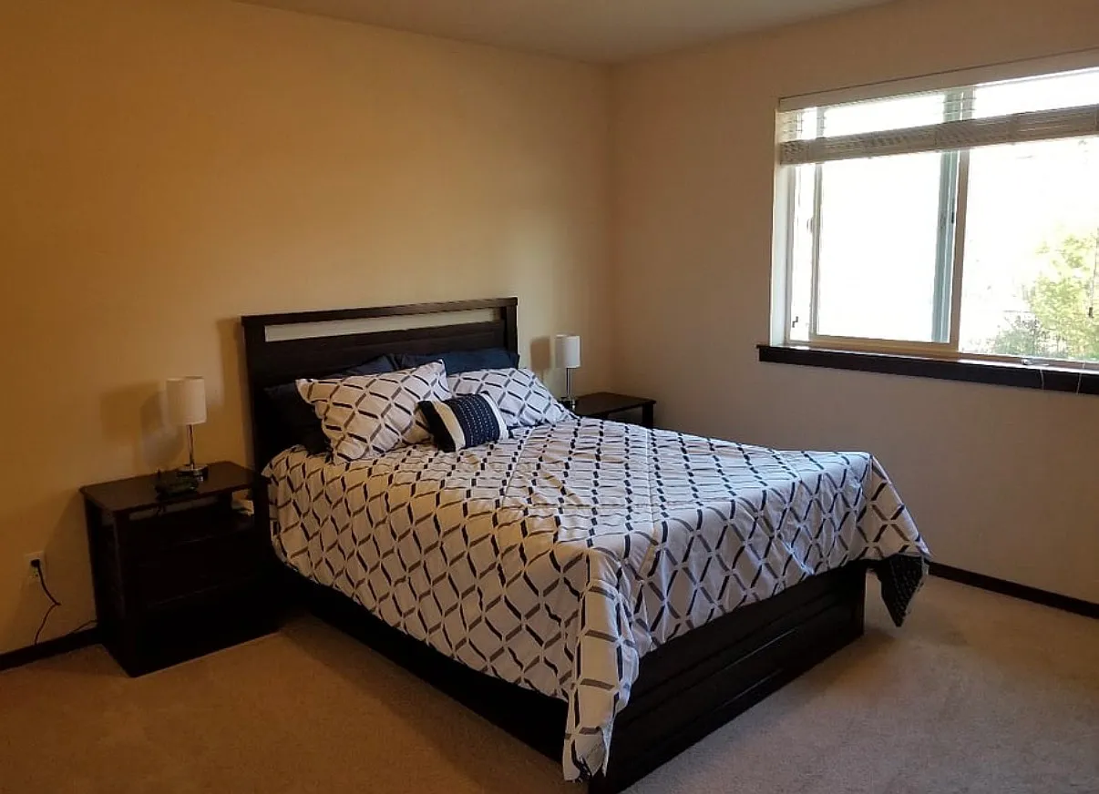 4 bed, 2.5 bath, 2393 sqft, $3,950 — Photo 4