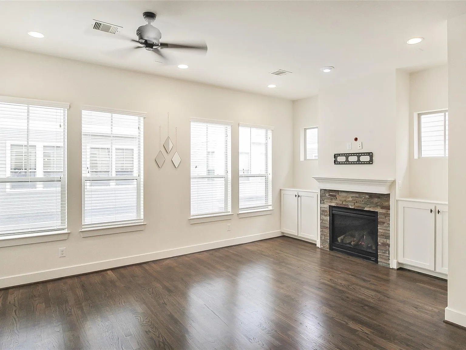 3 bed, 3.5 bath, 1980 sqft, $2,700 — Photo 4
