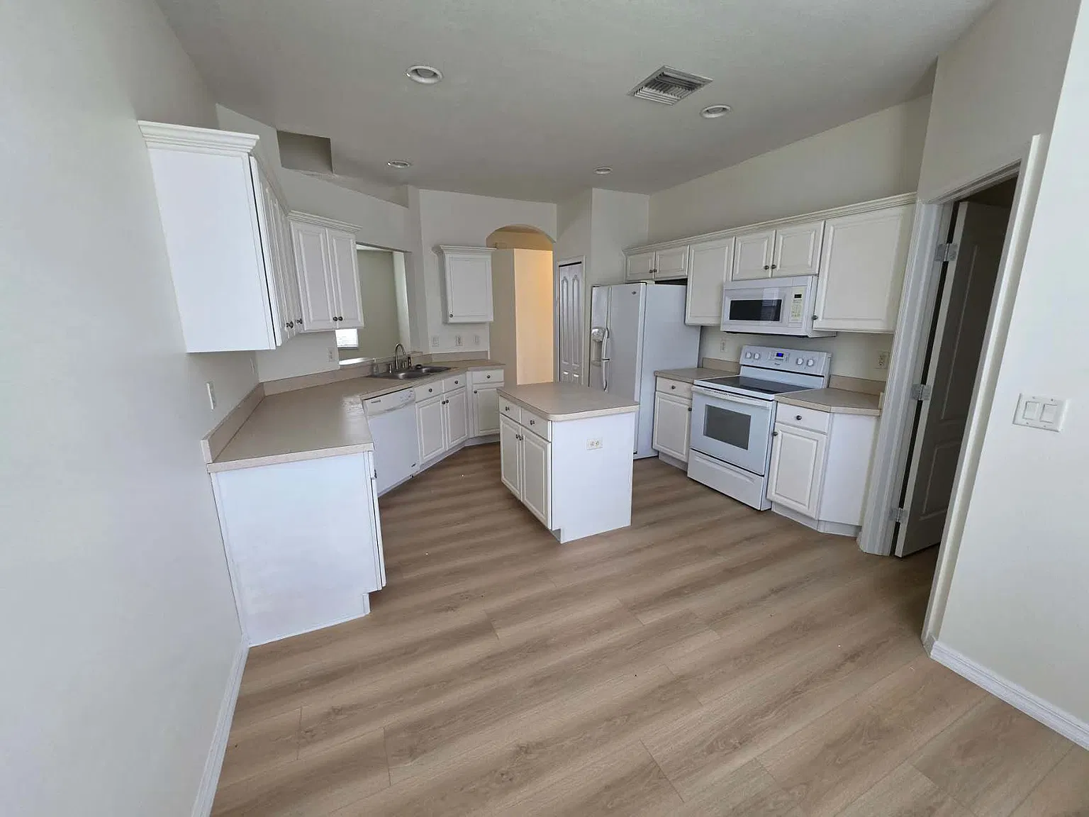 4 bed, 2591 sqft, $2,900 — Photo 3