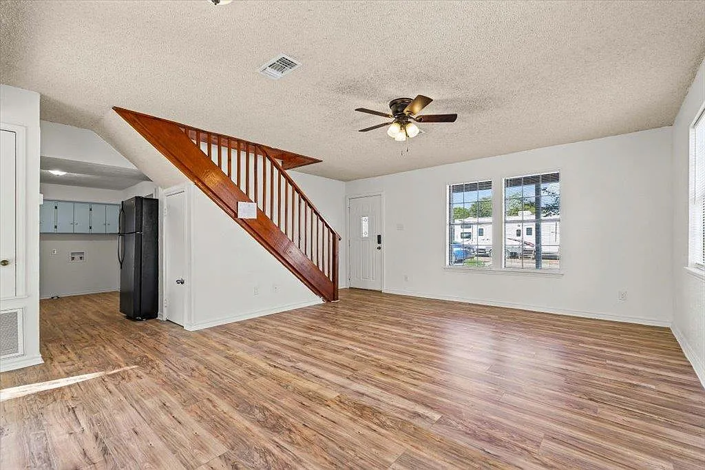 3 bed, 2.0 bath, 1299 sqft, $1,625 — Photo 3