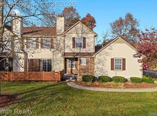 182 Barrington Cir, Lake Orion, MI 48360