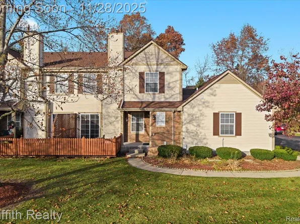 182 Barrington Cir, Lake Orion, MI 48360