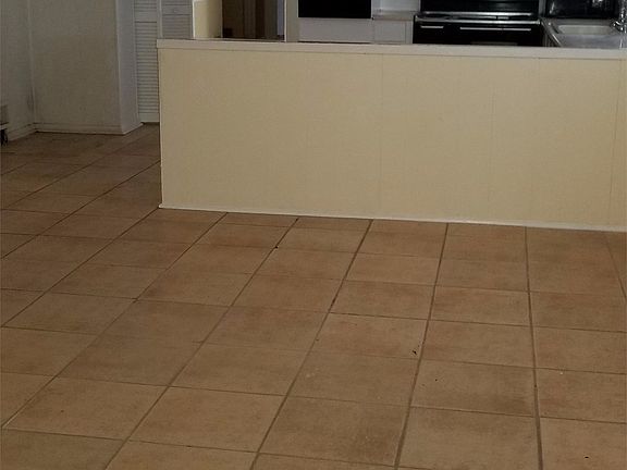 Kitchen / Eat-in area