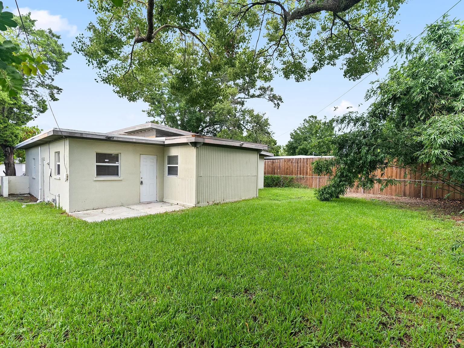 4 bed, 1215 sqft, $2,400 — Photo 2