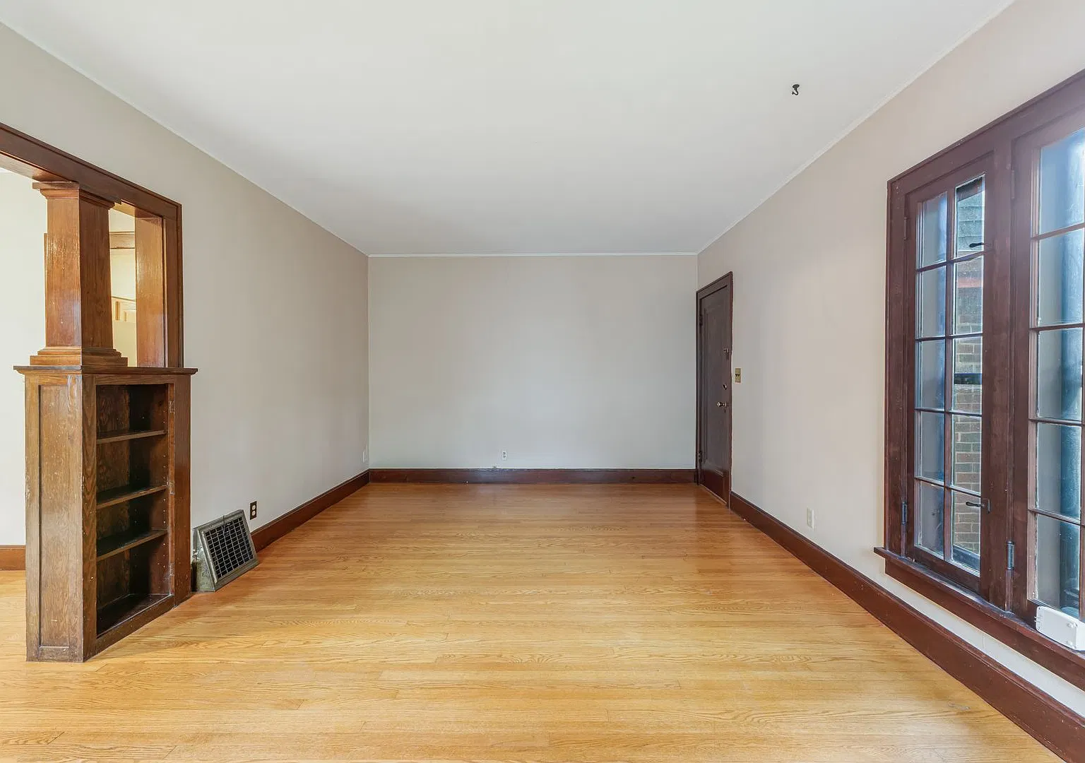 637 Lakeside St — Photo 3