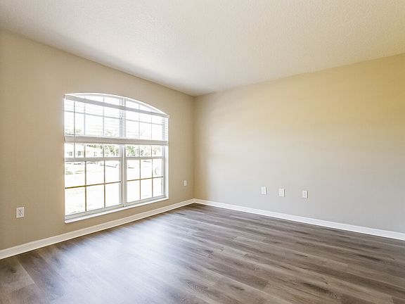 3rd image of 1571 E Merrick Dr