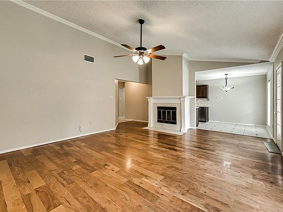 2nd image of 810 Woodhaven Ln