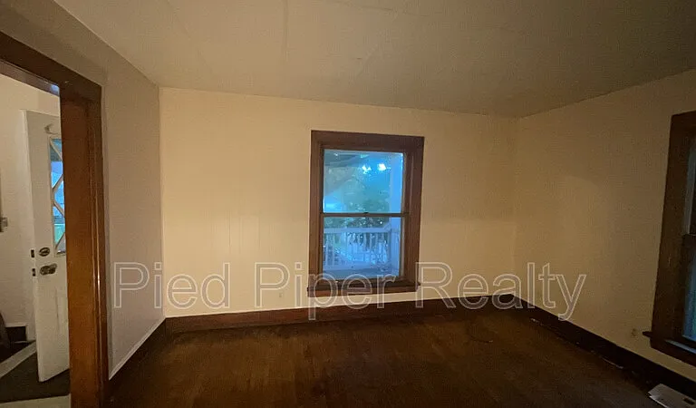 1015 S Columbia Ave — Photo 3