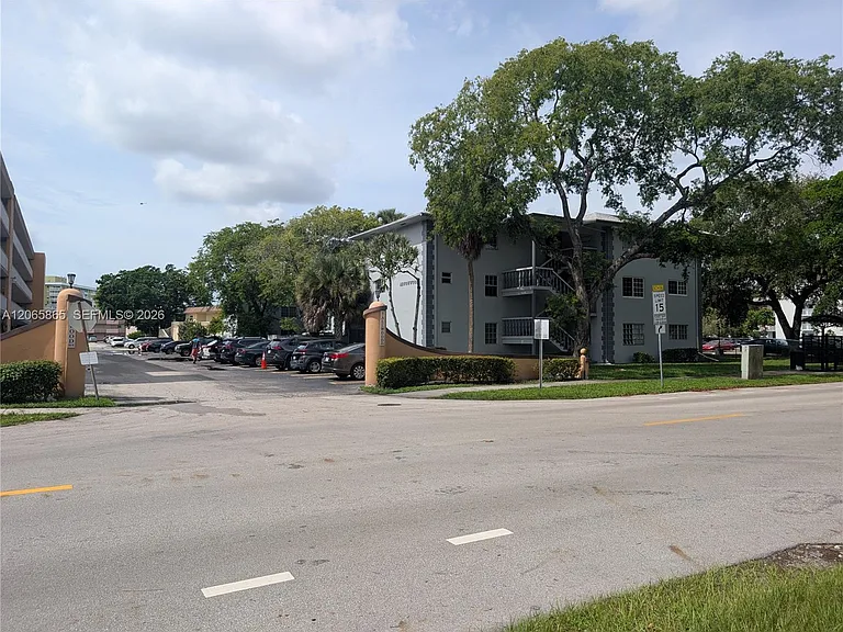 900 Tallwood Ave #305 — Photo 2