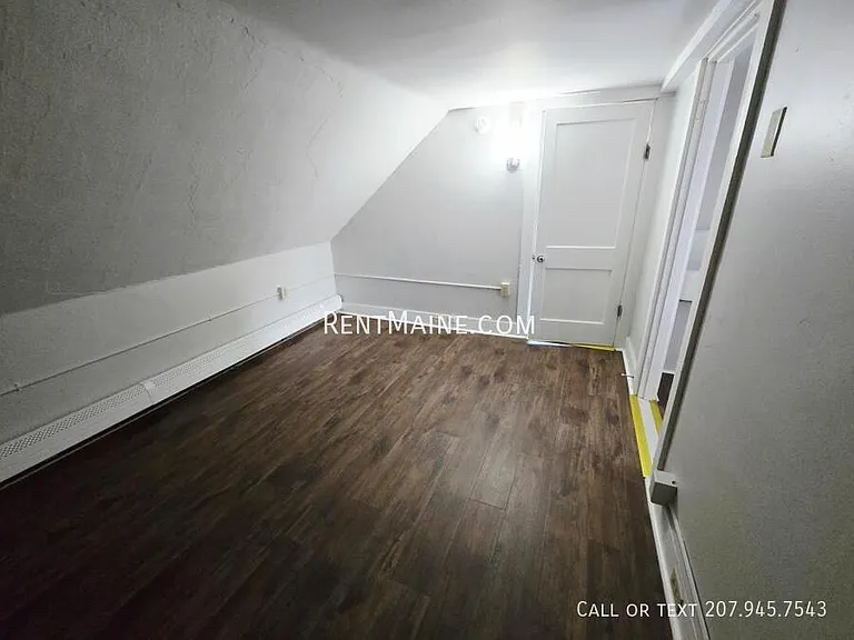 402-404 Hammond St #3 — Photo 5
