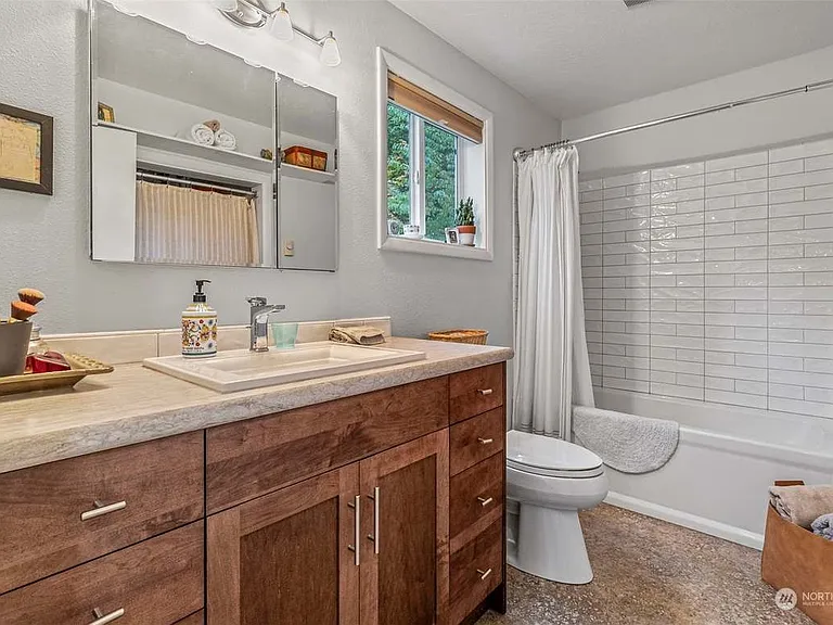 406 Burcham St — Photo 10