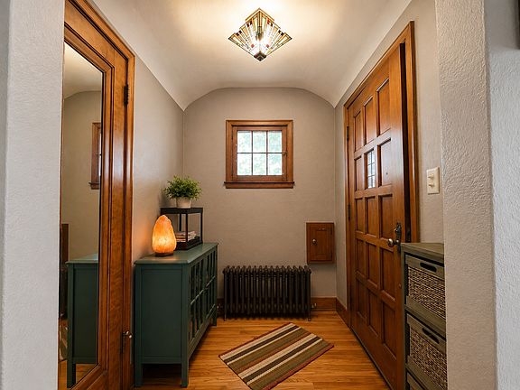3rd image of 470 Marguerite St