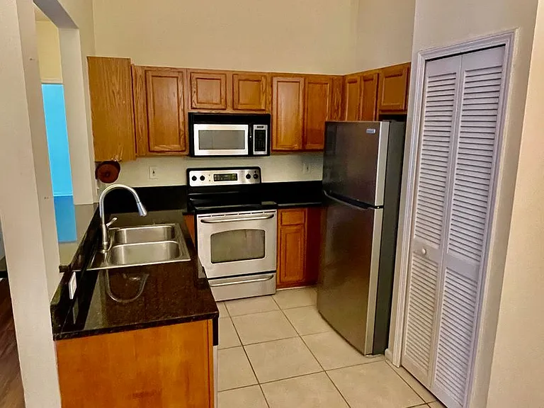 1601 Nectarine St #I6 — Photo 4