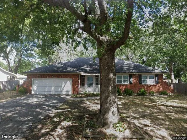 1005 SW Skyline Dr, Blue Springs, MO 64015