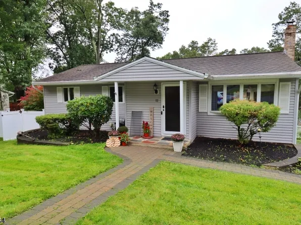 12 Oak Dr, Stanhope Boro, NJ 07874