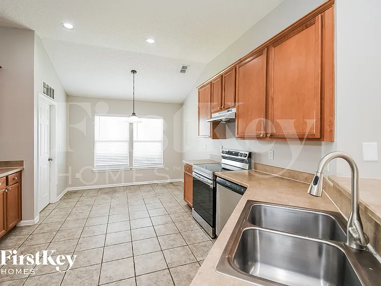 2402 Bentshire Dr — Photo 6