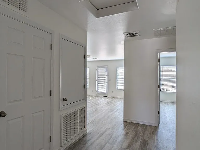 123 E Watson Pl — Photo 12
