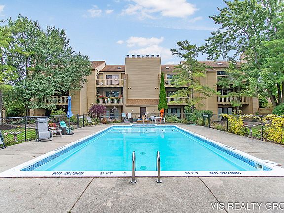 3rd image of 300 Farington Blvd APT 2