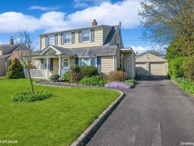 39 Old Oak Lane, Levittown, NY, 11756
