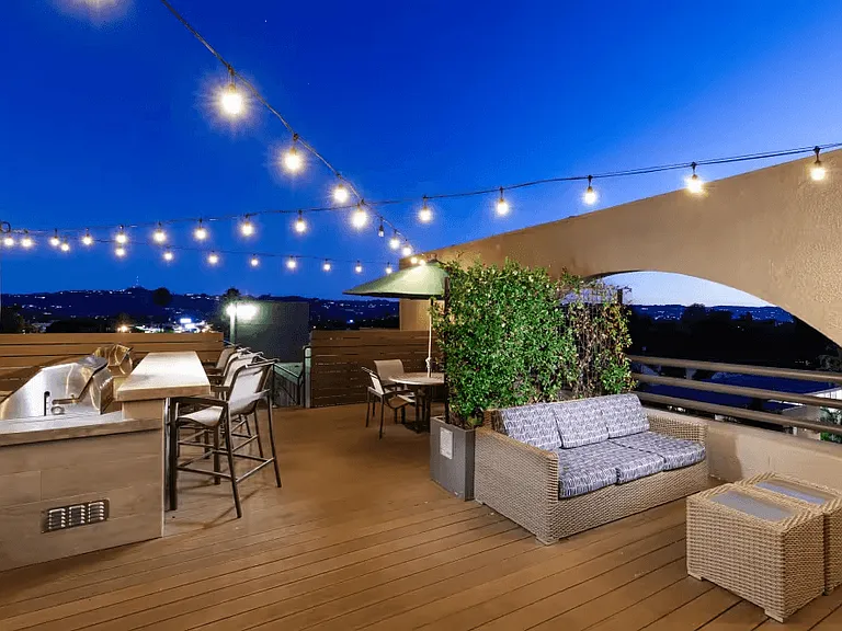Vue at Laurel Canyon — Photo 14