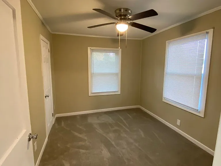 1404 Rosewood Ln — Photo 6