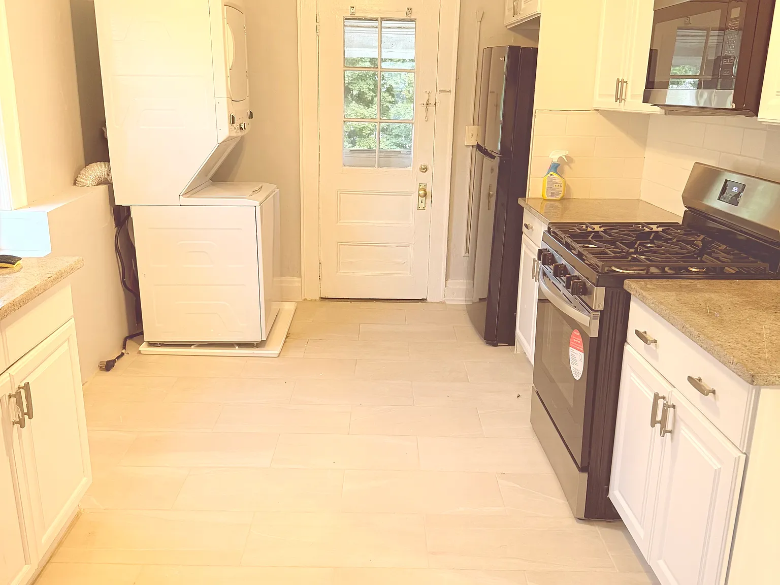 3 bed, 1000 sqft, $3,200 — Photo 3
