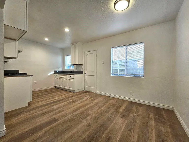 1333 W 11th St — Photo 5
