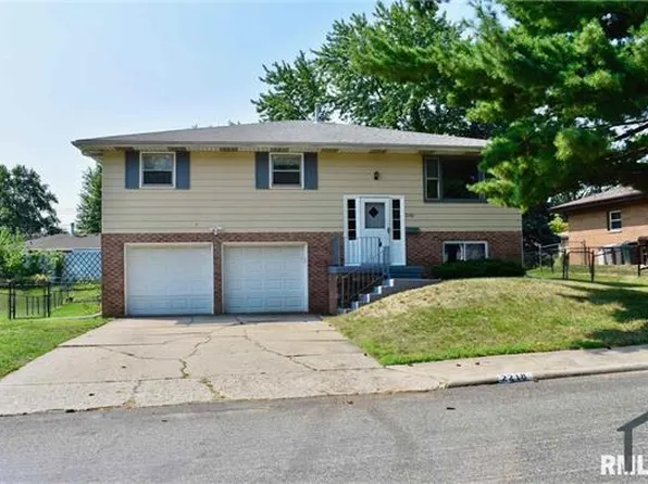 2218 W Bainter Ln, Peoria, IL 61615